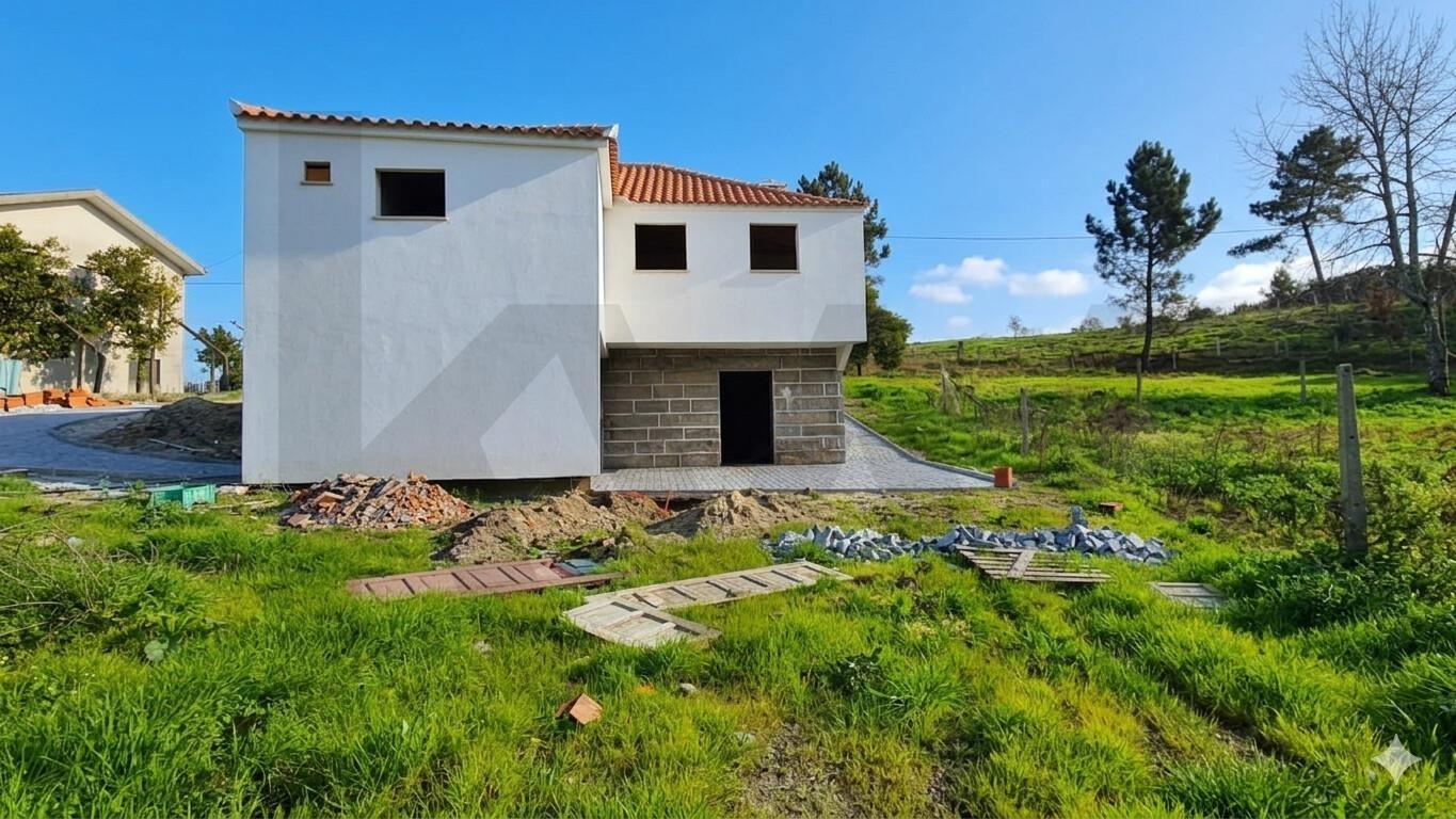 MORADIA NOVA T3 com Jardim e Garagem, junto ao do Hospital de Amarante
