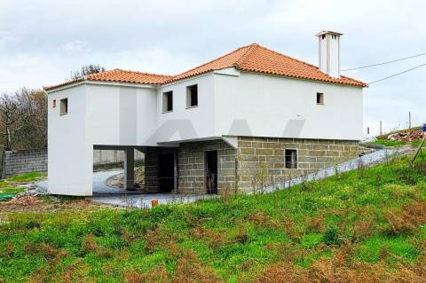 MORADIA NOVA T3 com Jardim e Garagem, junto ao do Hospital de Amarante