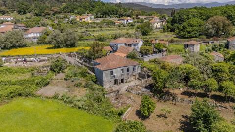 Moradia T3+1 em Pedra para Reabilitação | Riba de Âncora – Caminha