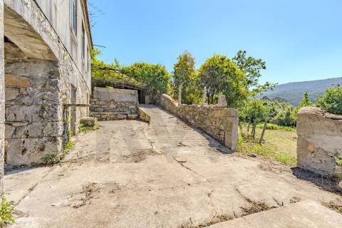 Moradia T3+1 em Pedra para Reabilitação | Riba de Âncora – Caminha