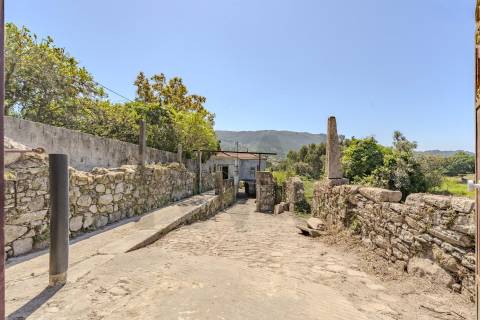 Moradia T3+1 em Pedra para Reabilitação | Riba de Âncora – Caminha
