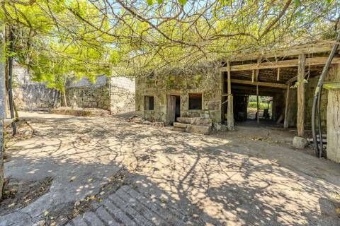 Moradia T3+1 em Pedra para Reabilitação | Riba de Âncora – Caminha