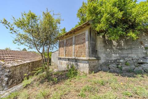 Moradia T3+1 em Pedra para Reabilitação | Riba de Âncora – Caminha