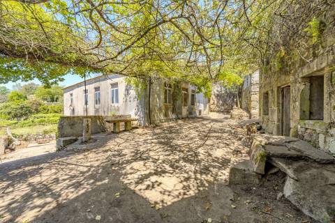Moradia T3+1 em Pedra para Reabilitação | Riba de Âncora – Caminha