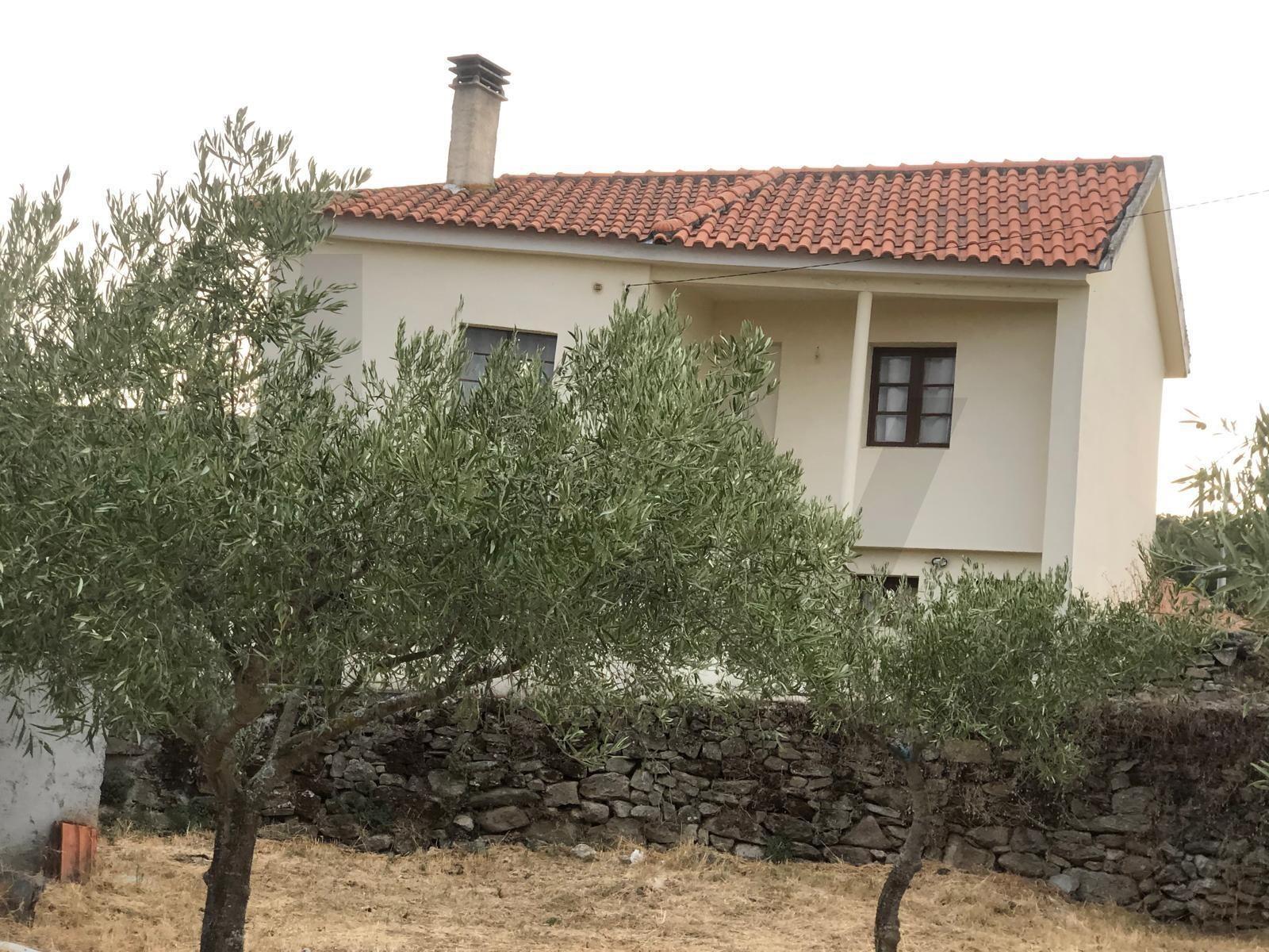 Propriedade Exclusiva na Touça (V.N. de Foz-Côa): Moradia, Palheiros e Vasta Área Agrícola Murada