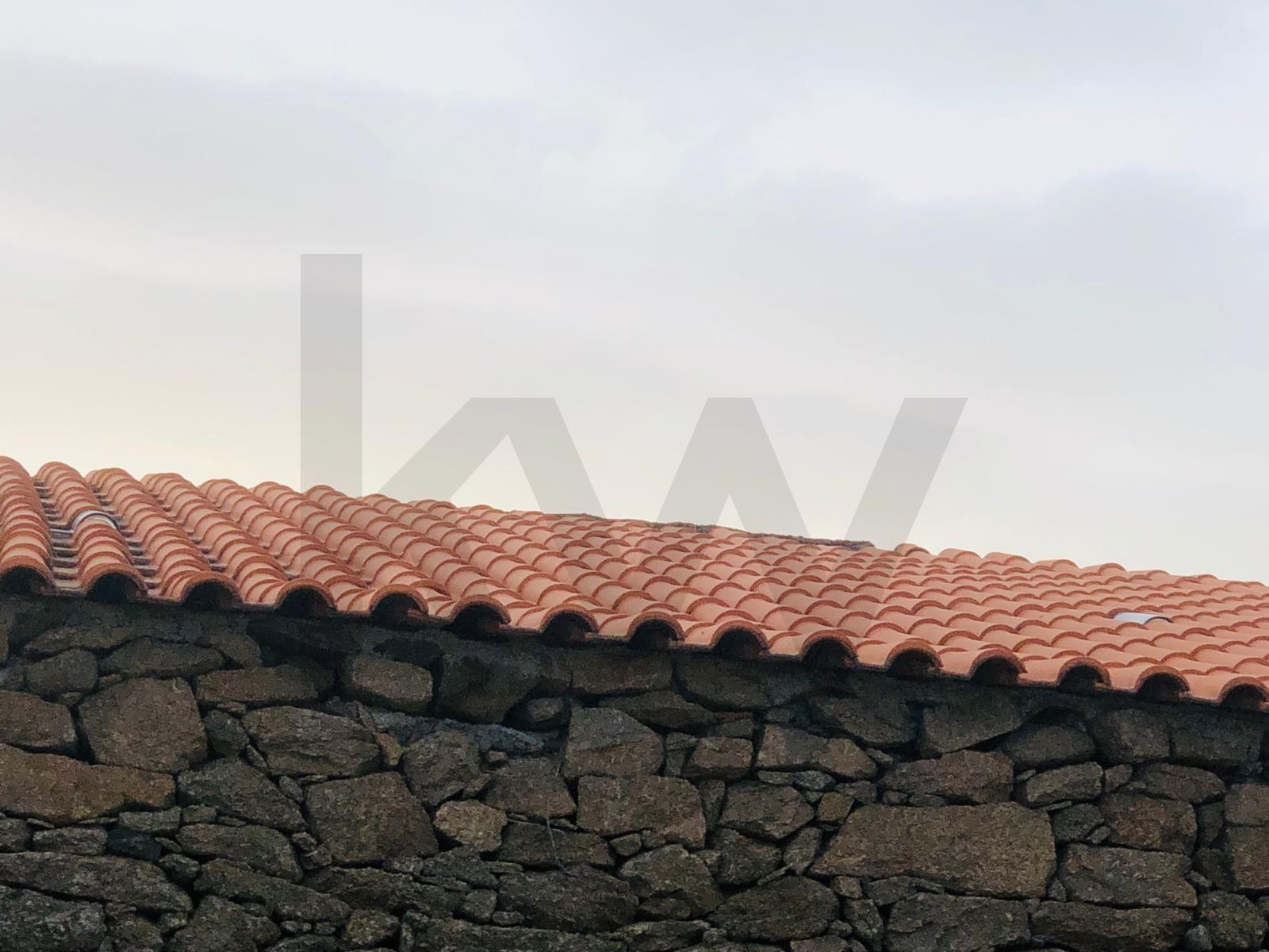 Propriedade Exclusiva na Touça (V.N. de Foz-Côa): Moradia, Palheiros e Vasta Área Agrícola Murada