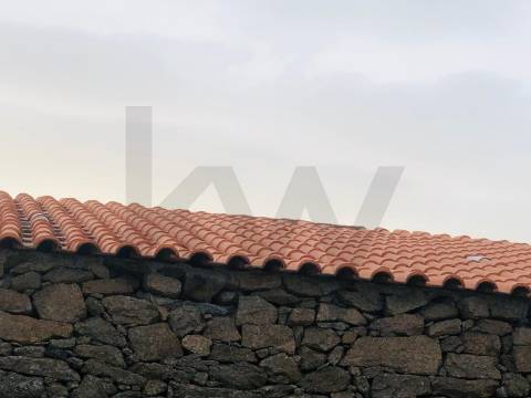 Propriedade Exclusiva na Touça (V.N. de Foz-Côa): Moradia, Palheiros e Vasta Área Agrícola Murada