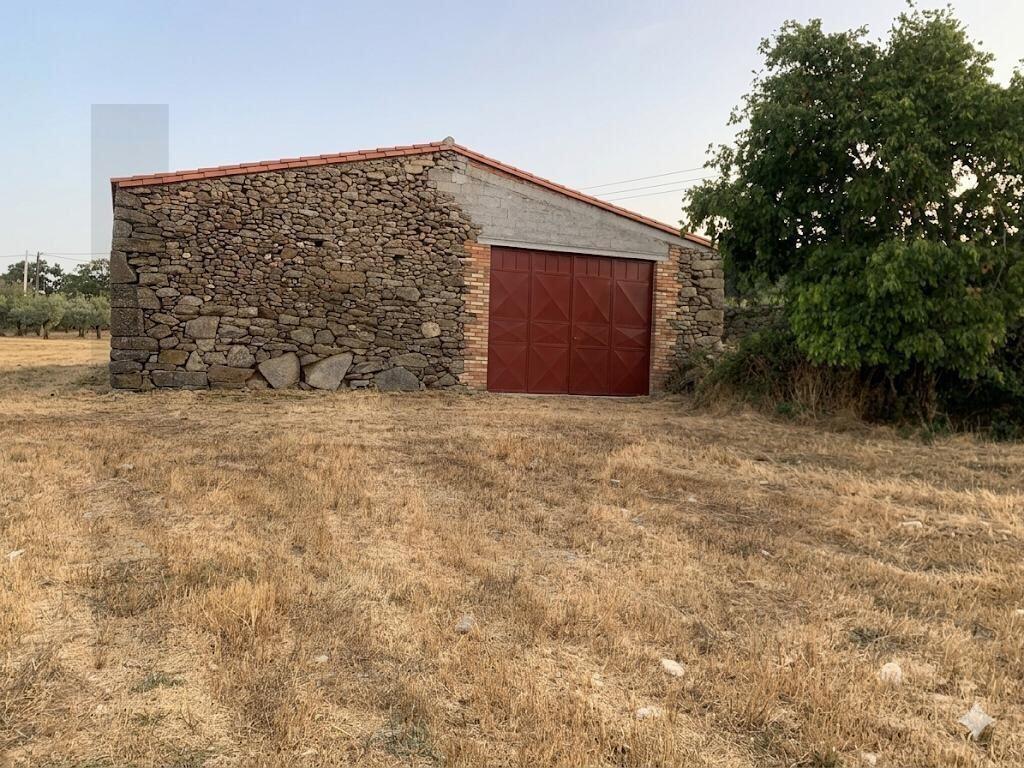 Propriedade Exclusiva na Touça (V.N. de Foz-Côa): Moradia, Palheiros e Vasta Área Agrícola Murada