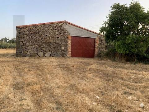 Propriedade Exclusiva na Touça (V.N. de Foz-Côa): Moradia, Palheiros e Vasta Área Agrícola Murada