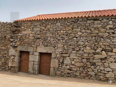 Propriedade Exclusiva na Touça (V.N. de Foz-Côa): Moradia, Palheiros e Vasta Área Agrícola Murada