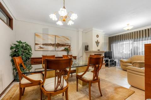 Apartamento T3 tranquilo e central - Varandas, Elevador e Garagem - Santa Marinha,  Gaia