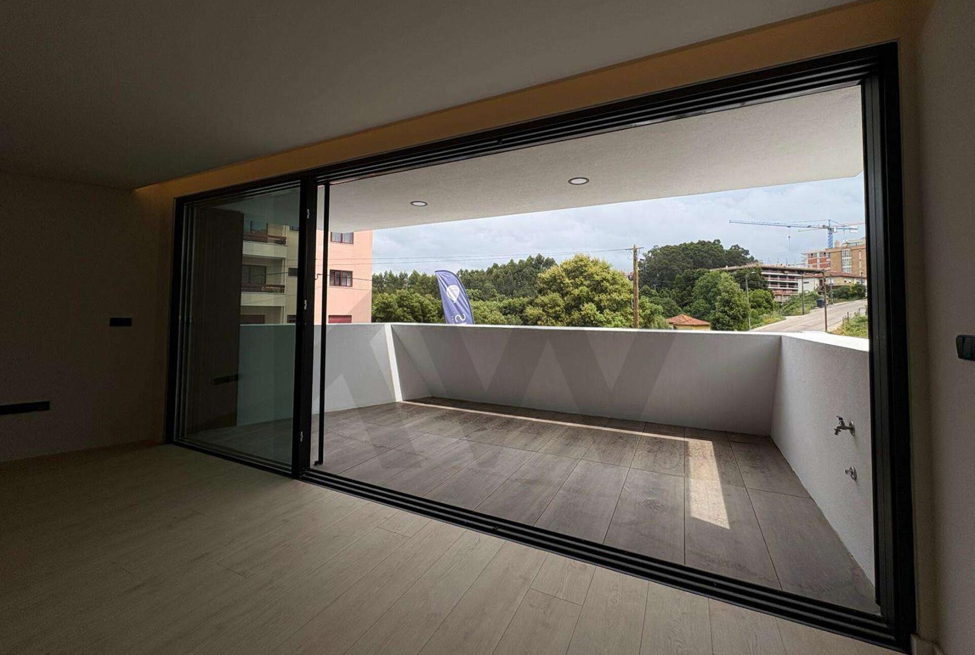Apartamento T1 com três frentes | Terraço - Lugar Garagem - Arrumos | São Cosme - Gondomar