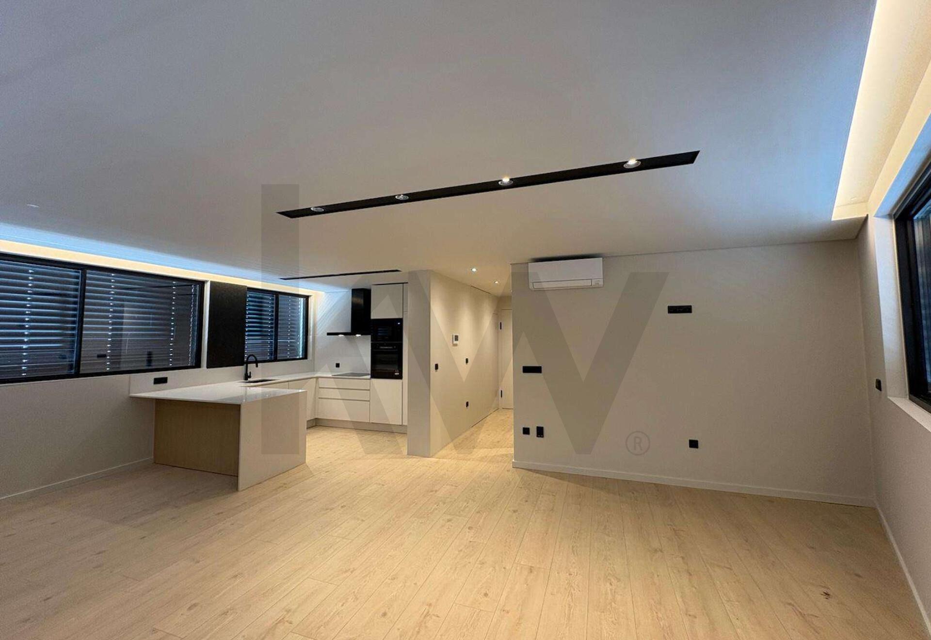 Apartamento T1 com três frentes | Terraço - Lugar Garagem - Arrumos | São Cosme - Gondomar