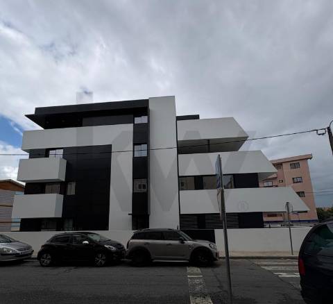 Apartamento T1 com três frentes | Terraço - Lugar Garagem - Arrumos | São Cosme - Gondomar