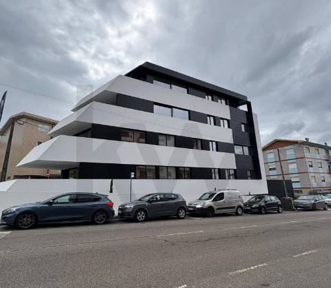 Apartamento T1 com três frentes | Terraço - Lugar Garagem - Arrumos | São Cosme - Gondomar