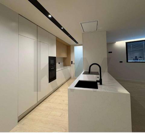 Apartamento T4 com quatro frentes | Piso Exclusivo | Box duas viaturas | Gondomar