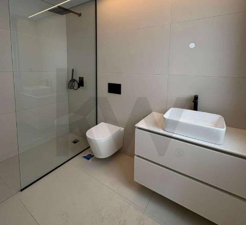Apartamento T4 com quatro frentes | Piso Exclusivo | Box duas viaturas | Gondomar