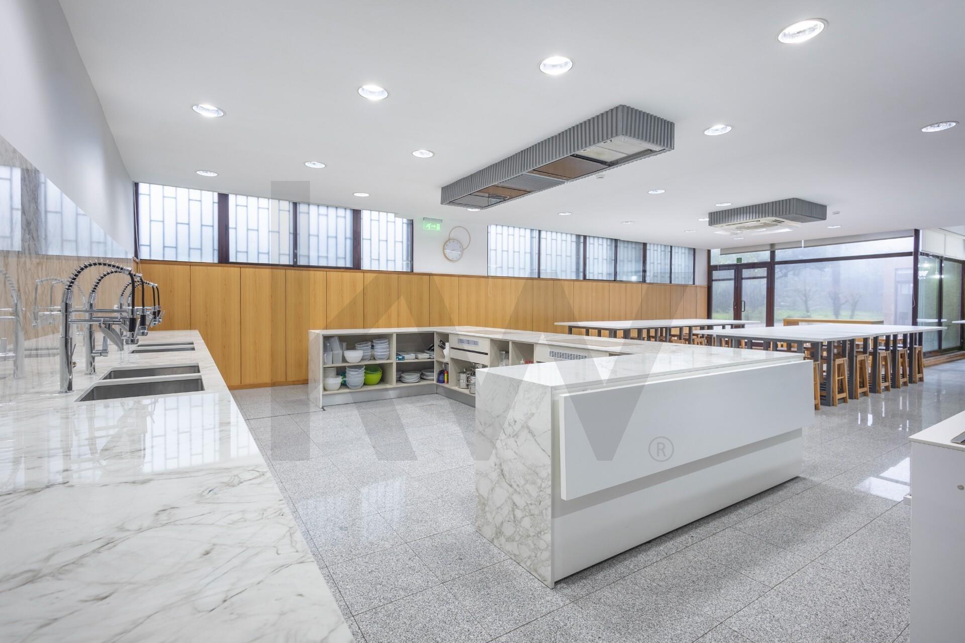 Cozinha equipada e licenciada no centro do Porto, pronta a operar