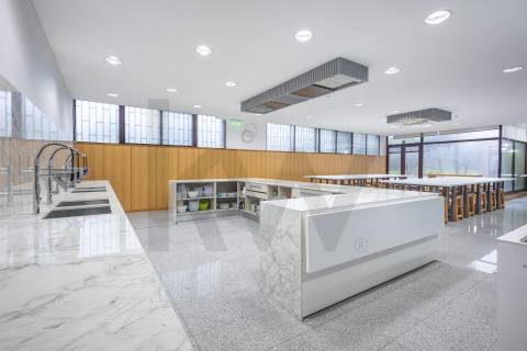 Cozinha equipada e licenciada no centro do Porto, pronta a operar