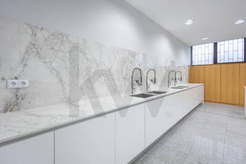 Cozinha equipada e licenciada no centro do Porto, pronta a operar