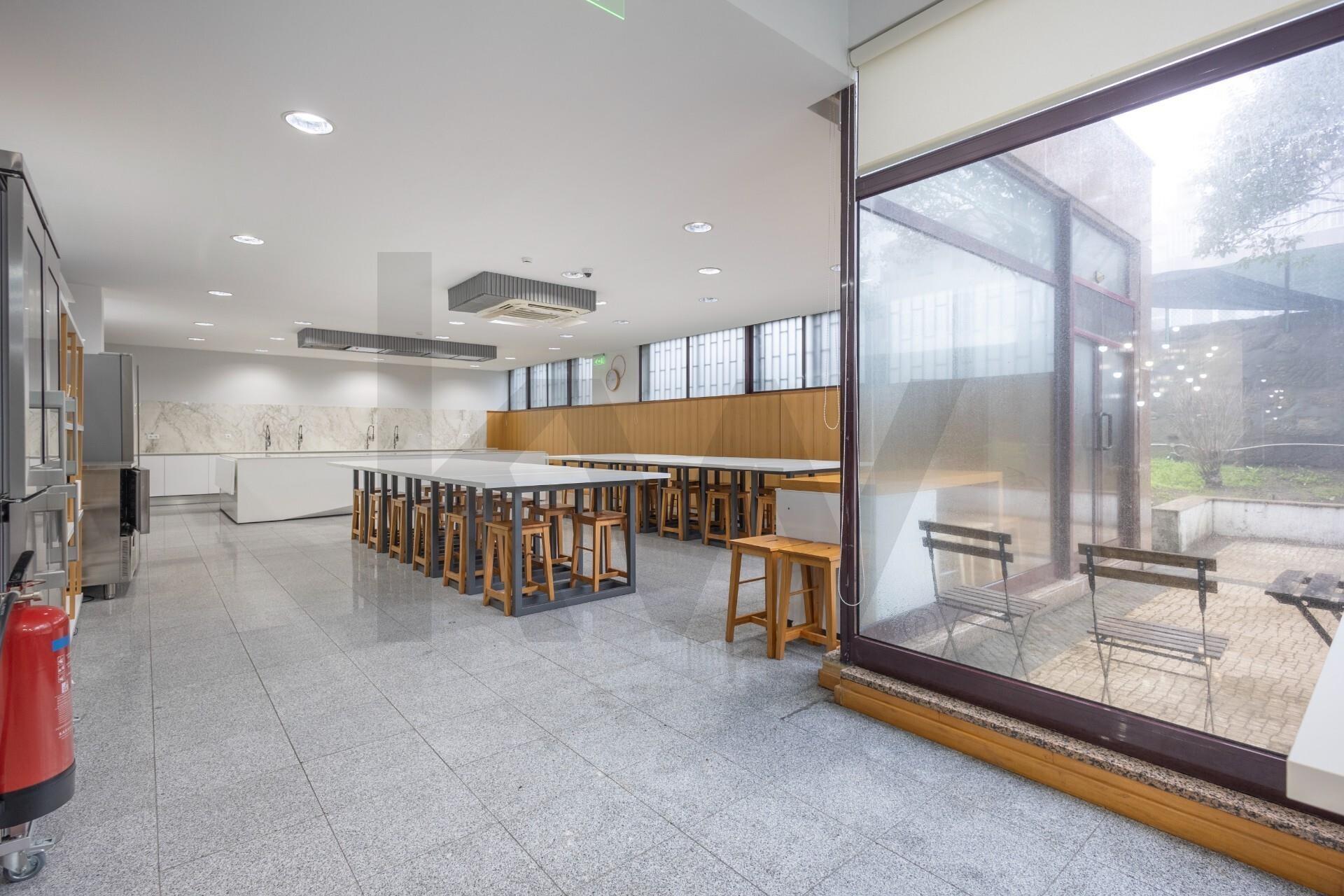 Cozinha equipada e licenciada no centro do Porto, pronta a operar