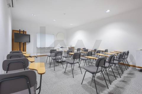 Cozinha equipada e licenciada no centro do Porto, pronta a operar