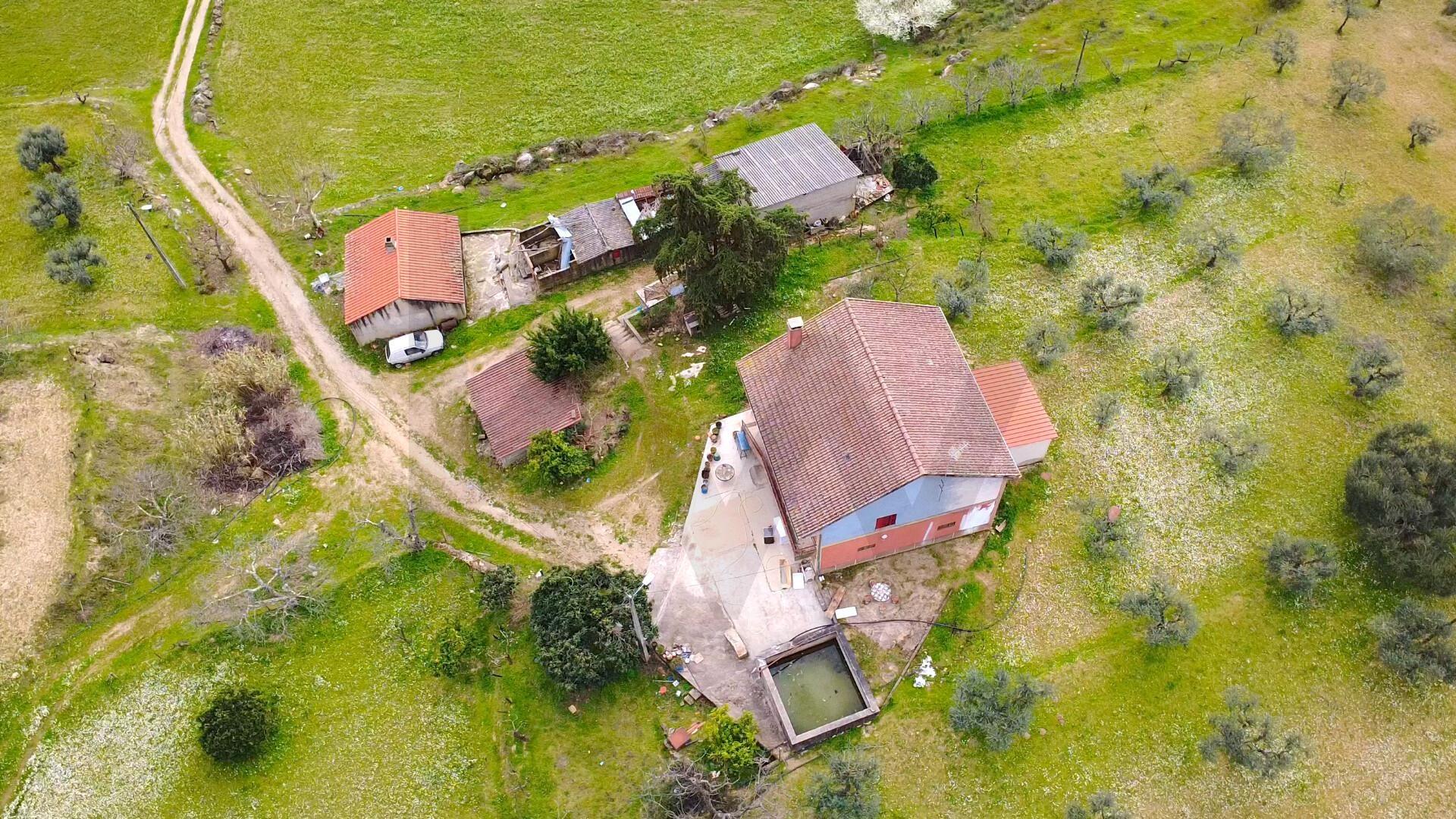 Quinta com moradia e terreno em Vale de Prazeres, Fundão