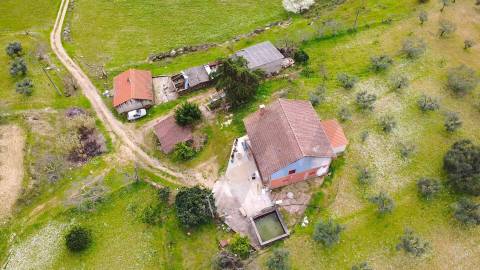 Quinta com moradia e terreno em Vale de Prazeres, Fundão