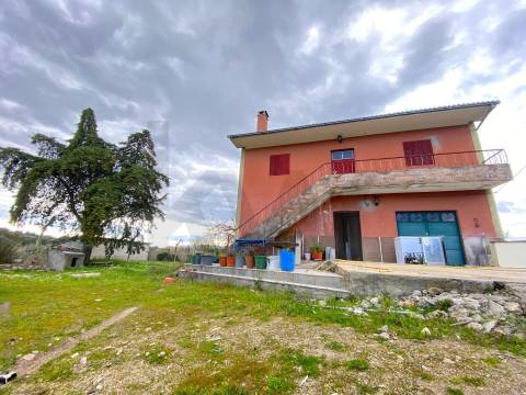 Quinta com moradia e terreno em Vale de Prazeres, Fundão