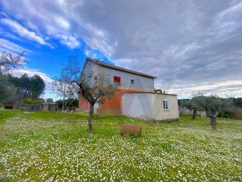 Quinta com moradia e terreno em Vale de Prazeres, Fundão