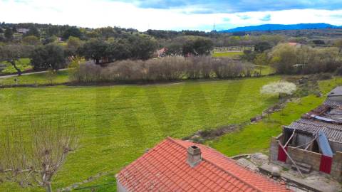 Quinta com moradia e terreno em Vale de Prazeres, Fundão