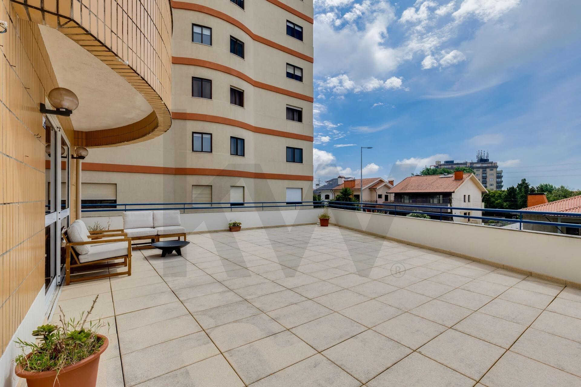 T2 Renovado com terraço e box junto à A1!