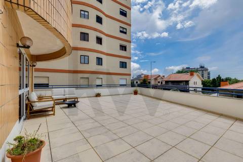 T2 Renovado com terraço e box junto à A1!