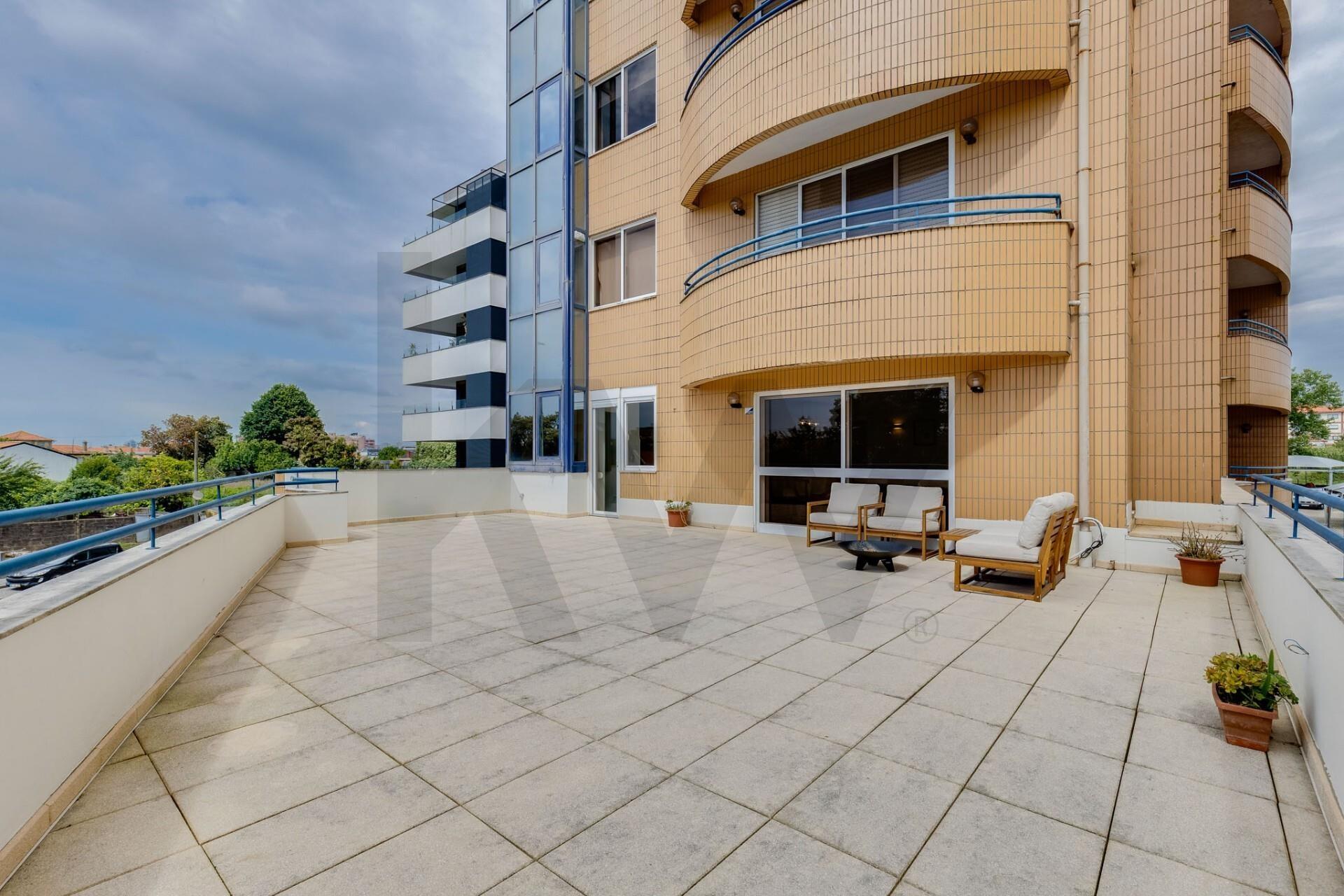 T2 Renovado com terraço e box junto à A1!