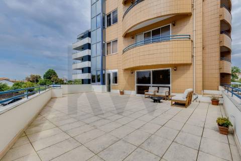 T2 Renovado com terraço e box junto à A1!