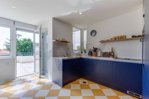 T2 Renovado com terraço e box junto à A1!