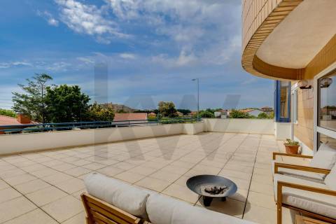 T2 Renovado com terraço e box junto à A1!