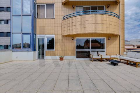 T2 Renovado com terraço e box junto à A1!