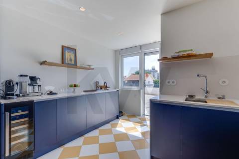 T2 Renovado com terraço e box junto à A1!