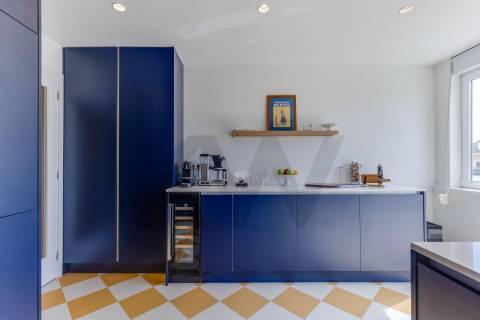 T2 Renovado com terraço e box junto à A1!
