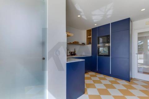 T2 Renovado com terraço e box junto à A1!