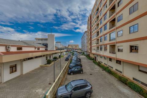 T2 Renovado com terraço e box junto à A1!
