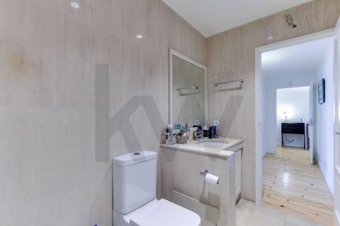 T2 Renovado com terraço e box junto à A1!