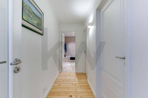 T2 Renovado com terraço e box junto à A1!