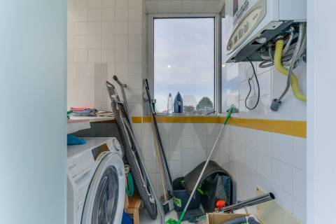 T2 Renovado com terraço e box junto à A1!