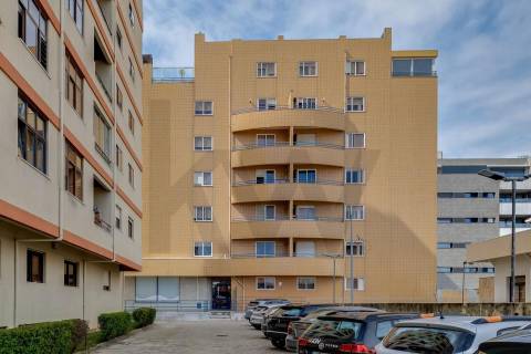 T2 Renovado com terraço e box junto à A1!