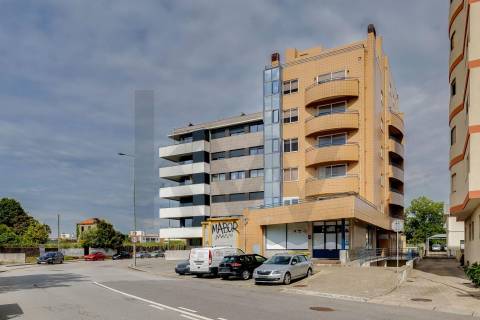 T2 Renovado com terraço e box junto à A1!