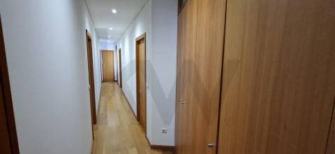 Moradia Independente T4 (T2+T2) com Garagem Fechada, Terraço e Jardim – Ermesinde