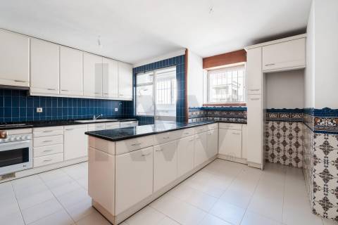 Apartamento T4 duplex com garagem no centro de Ovar, junto ao Largo Garrett