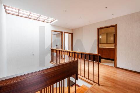 Apartamento T4 duplex com garagem no centro de Ovar, junto ao Largo Garrett